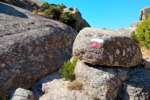 Paysage montagneux du GR20 junior avec lac d'altitude