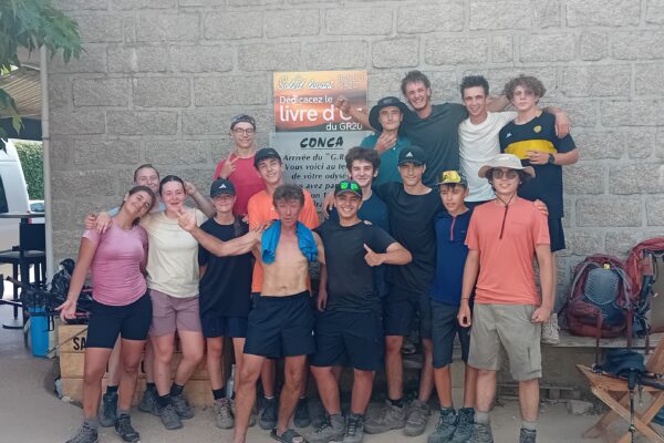 Groupe d'adolescents sur le GR20 junior en Corse