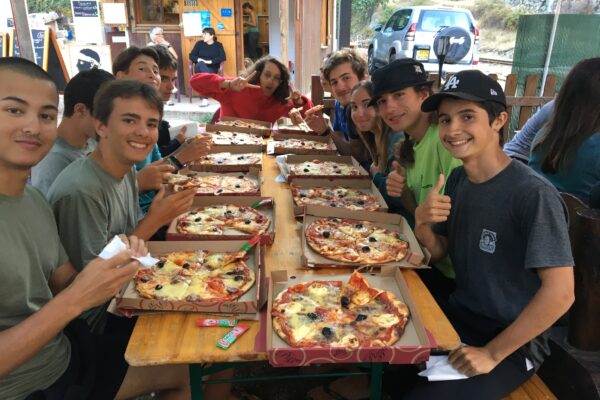 Adolescents devant refuge GR20 junior Argos